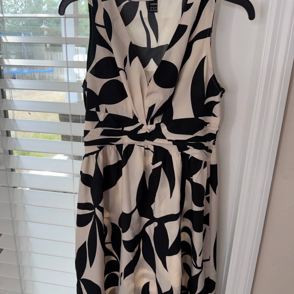 SHEIN Black and Cream Leaf Print Midi Dress